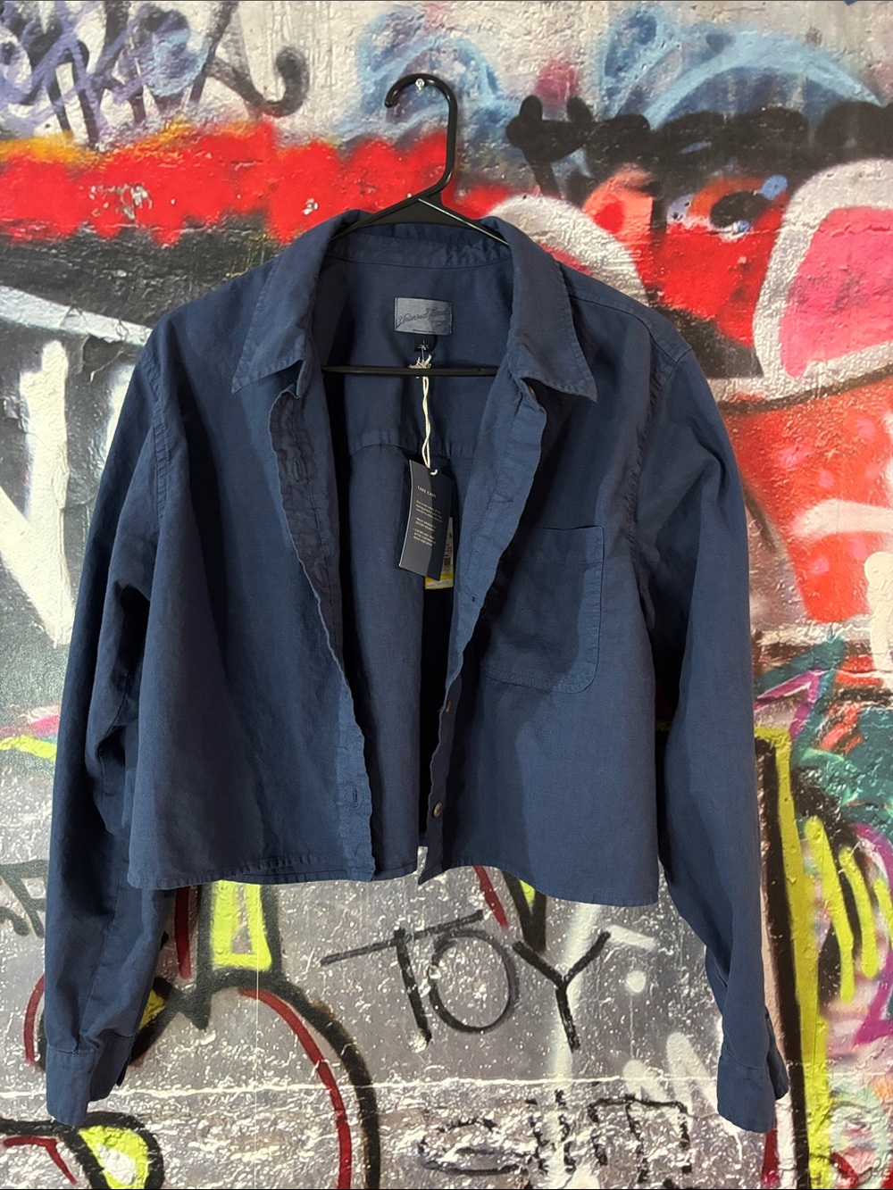 Large size universal thread button-down.